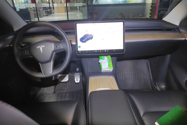 Used Tesla Model Y 2021 Standard Range Rear-Wheel Drive Version Center Console