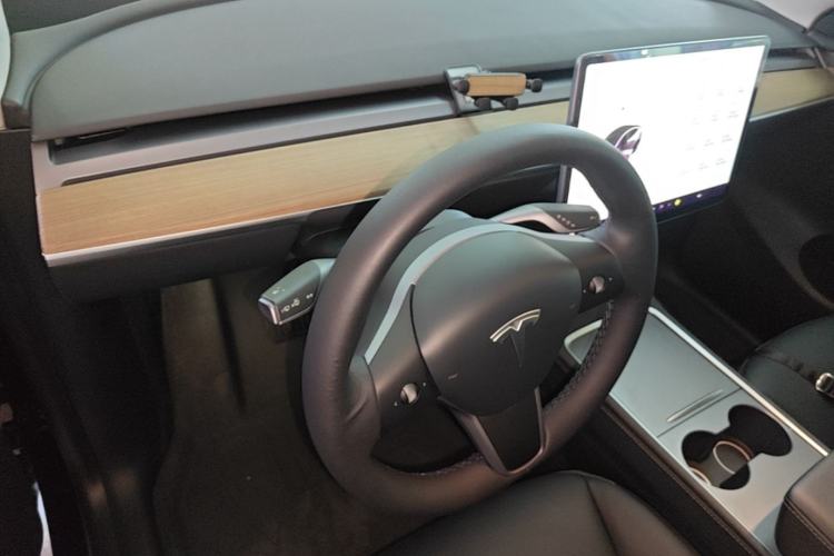 Used Tesla Model Y 2021 Standard Range Rear-Wheel Drive Version Center Console