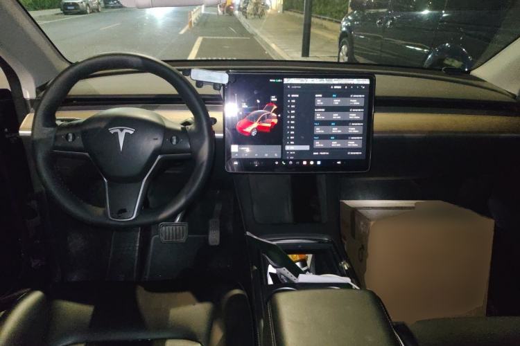 Used Tesla Model Y 2021 Standard Range Rear-Wheel Drive Version Center Console