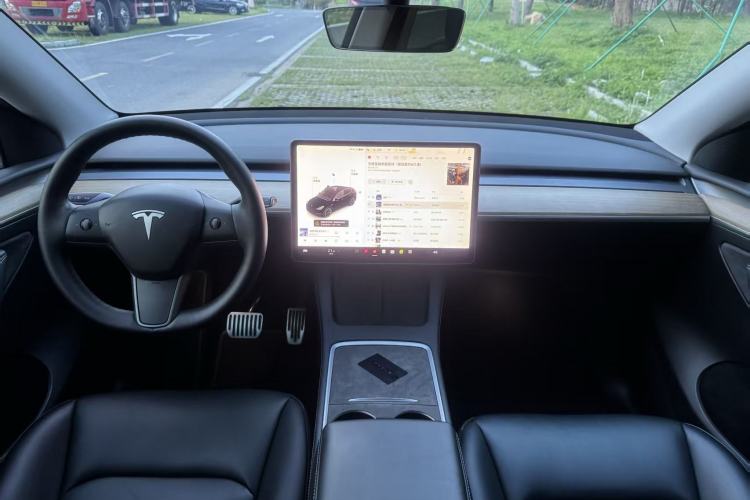 Used Tesla Model Y 2021 Standard Range Rear-Wheel Drive Version Center Console