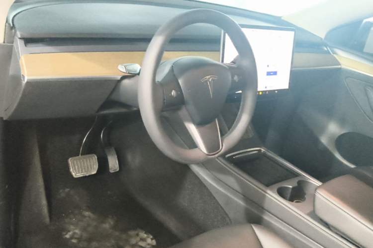Used Tesla Model Y 2021 Long-Range All-Wheel-Drive Version Center Console