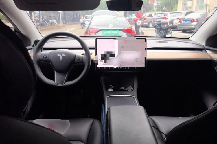 Used Tesla Model Y 2021 Standard Range Rear-Wheel Drive Version Center Console