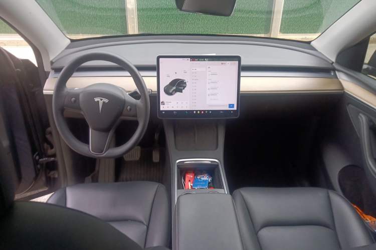 Used Tesla Model Y 2021 Standard Range Rear-Wheel Drive Version Center Console