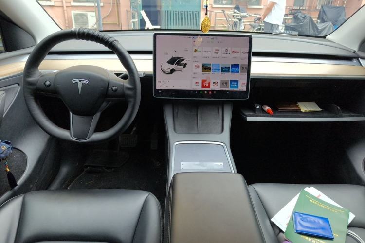 Used Tesla Model Y 2021 Standard Range Rear-Wheel Drive Version Center Console
