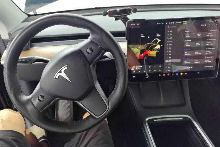Used Tesla Model Y 2021 Standard Range Rear-Wheel Drive Version Center Console
