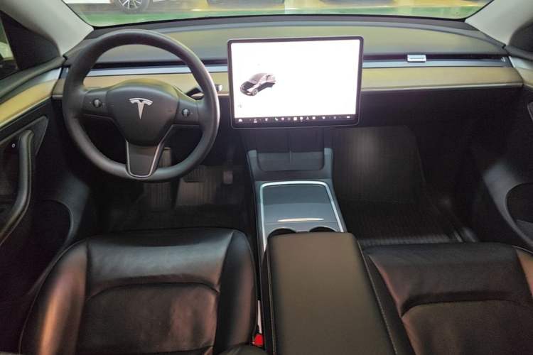 Used Tesla Model Y 2021 Standard Range Rear-Wheel Drive Version Center Console