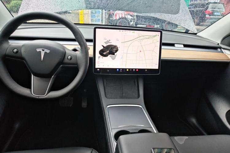 Used Tesla Model Y 2021 Standard Range Rear-Wheel Drive Version Center Console