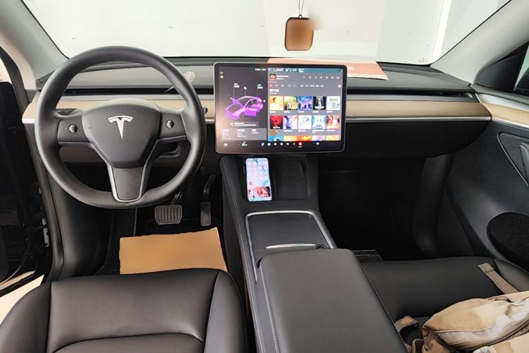 Used Tesla Model Y 2021 Standard Range Rear-Wheel Drive Version Center Console