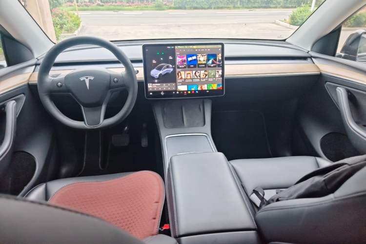 Used Tesla Model Y 2021 Standard Range Rear-Wheel Drive Version Center Console