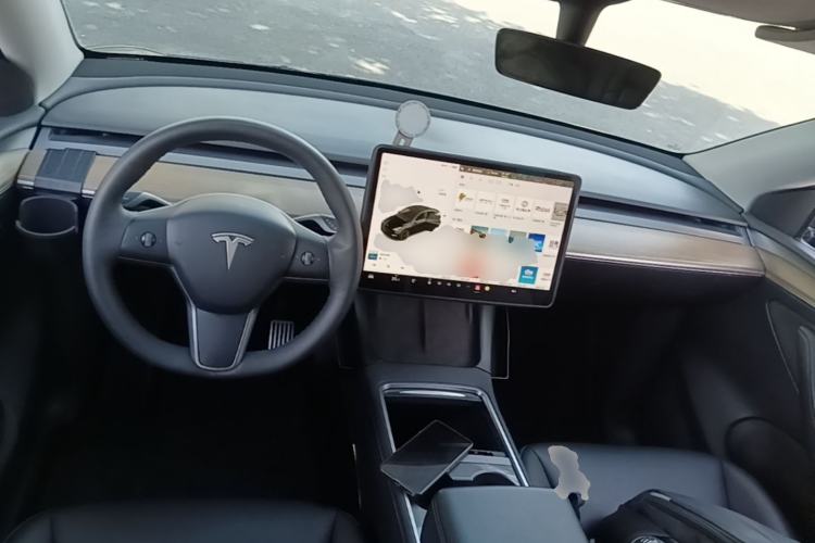 Used Tesla Model Y 2021 Standard Range Rear-Wheel Drive Version Center Console