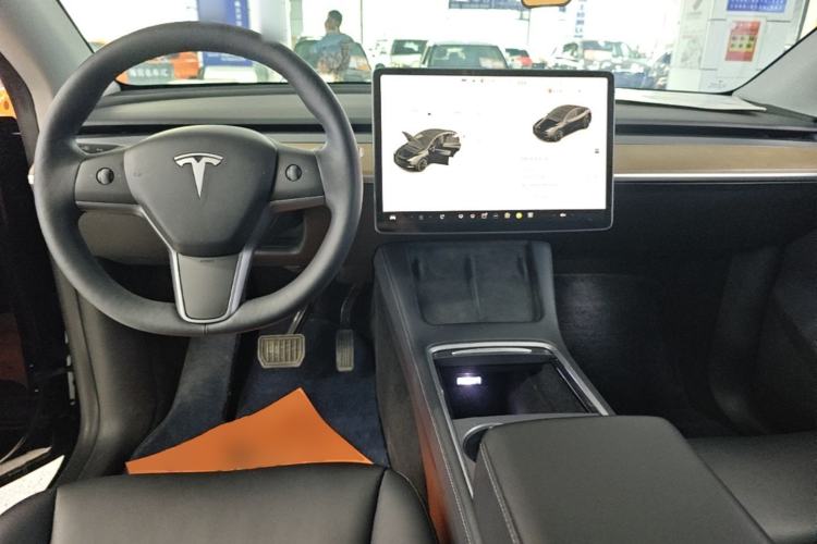 Used Tesla Model Y 2021 Standard Range Rear-Wheel Drive Version Center Console