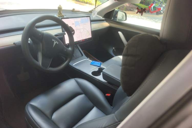 Used Tesla Model Y 2021 Standard Range Rear-Wheel Drive Version Center Console