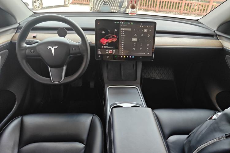 Used Tesla Model Y 2021 Standard Range Rear-Wheel Drive Version Center Console