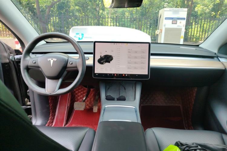 Used Tesla Model Y 2021 Standard Range Rear-Wheel Drive Version Center Console
