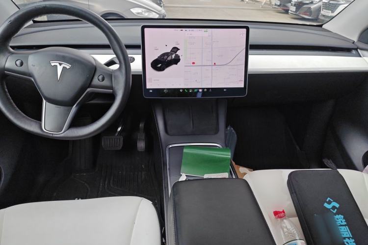 Used Tesla Model Y 2021 Standard Range Rear-Wheel Drive Version Center Console