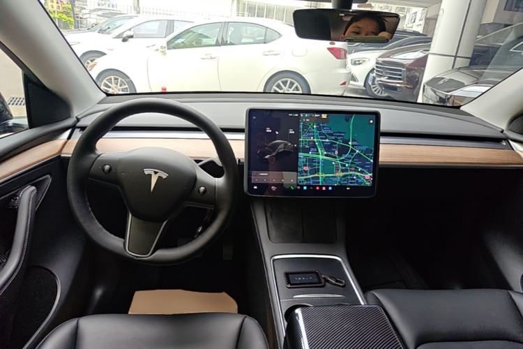 Used Tesla Model Y 2021 Standard Range Rear-Wheel Drive Version Center Console