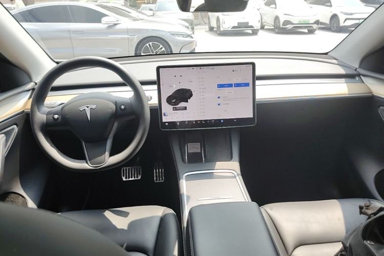 Used Tesla Model Y 2021 Standard Range Rear-Wheel Drive Version Center Console