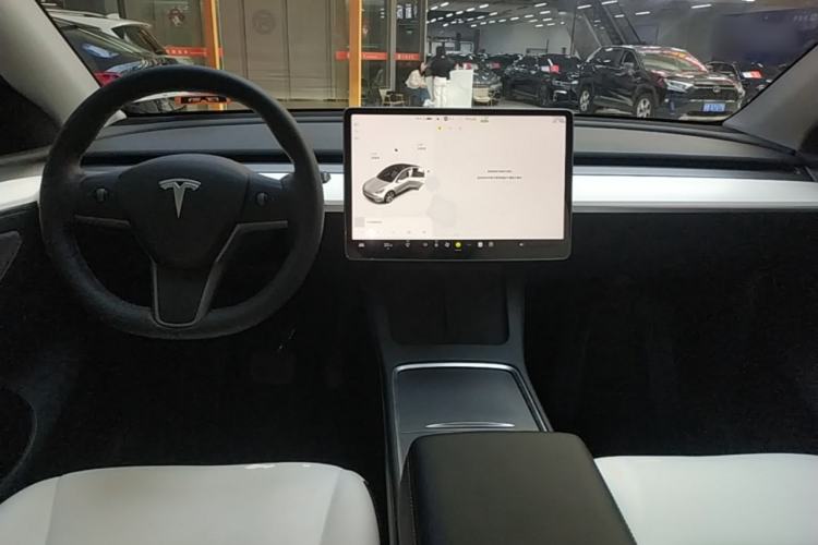 Used Tesla Model Y 2021 Standard Range Rear-Wheel Drive Version Center Console