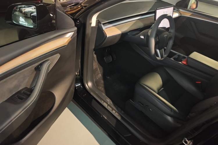 Used Tesla Model Y 2021 Long-Range All-Wheel-Drive Version Driver Seat
