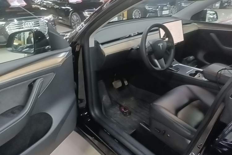 Used Tesla Model Y 2021 Long-Range All-Wheel-Drive Version Driver Seat