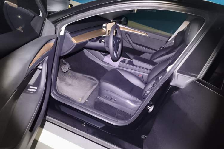Used Tesla Model Y 2021 Long-Range All-Wheel-Drive Version Driver Seat