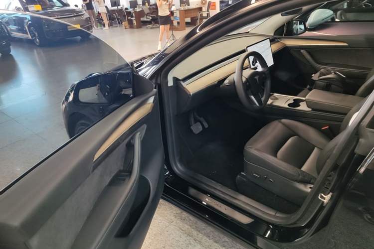 Used Tesla Model Y 2021 Long-Range All-Wheel-Drive Version Driver Seat