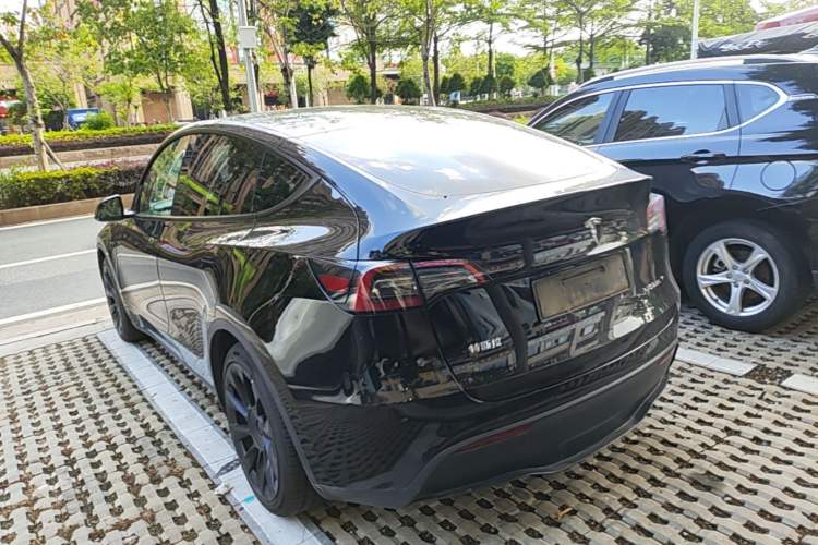 Used Tesla Model Y 2021 Standard Range Rear-Wheel Drive Version Exterior 2