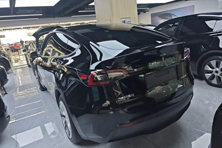 Used Tesla Model Y 2021 Long-Range All-Wheel-Drive Version Exterior 2