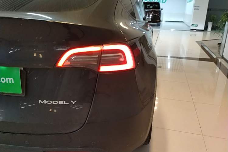Used Tesla Model Y 2021 Long-Range All-Wheel-Drive Version Exterior 3
