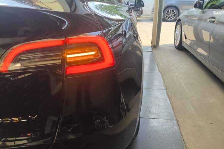 Used Tesla Model Y 2021 Long-Range All-Wheel-Drive Version Exterior 3
