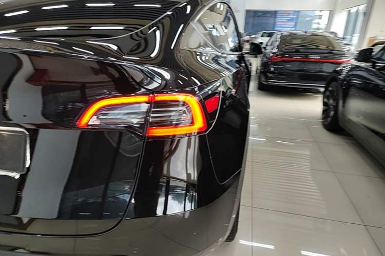 Used Tesla Model Y 2021 Long-Range All-Wheel-Drive Version 3D7 Exterior 3