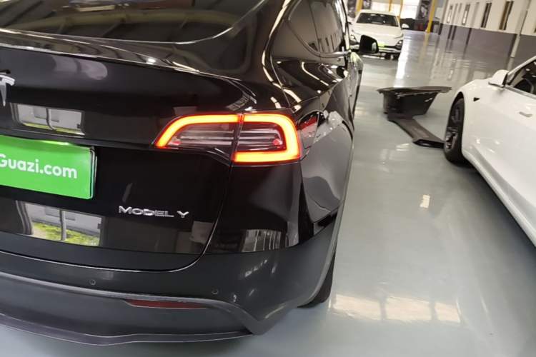 Used Tesla Model Y 2021 Standard Range Rear-Wheel Drive Version Exterior 3