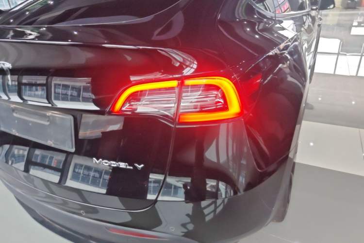 Used Tesla Model Y 2021 Long-Range All-Wheel-Drive Version Exterior 3