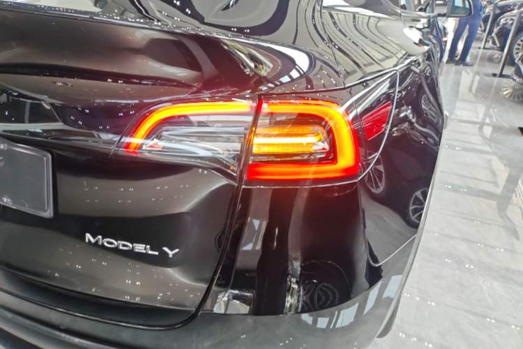 Used Tesla Model Y 2021 Long-Range All-Wheel-Drive Version 3D7 Exterior 3