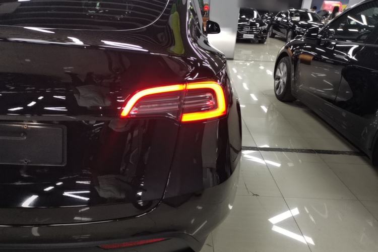 Used Tesla Model Y 2021 Long-Range All-Wheel-Drive Version 3D7 Exterior 3