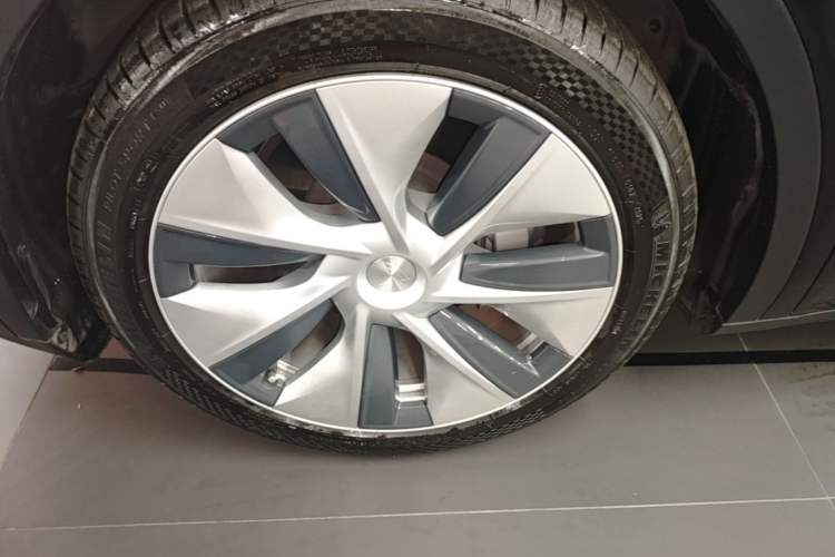 Used Tesla Model Y 2021 Long-Range All-Wheel-Drive Version 3D7 Exterior 4