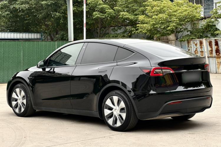 Used Tesla Model Y 2021 Long-Range All-Wheel-Drive Version 3D7 Exterior 4