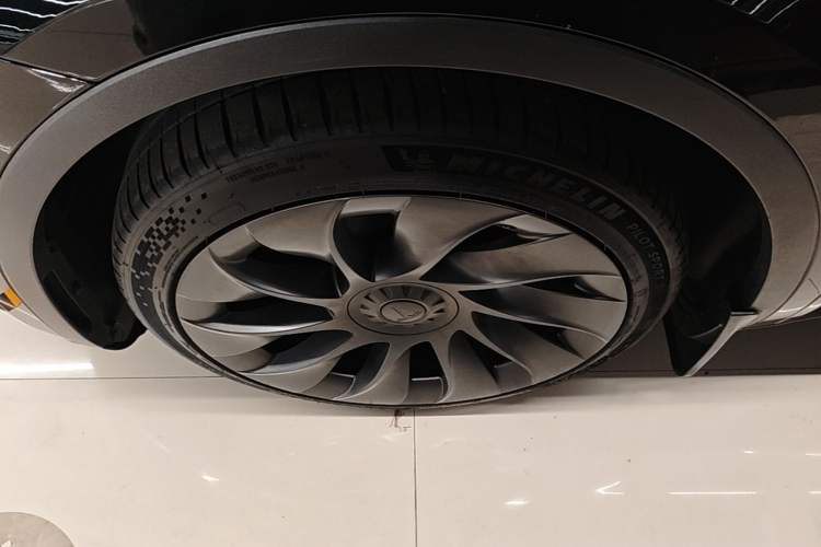 Used Tesla Model Y 2021 Long-Range All-Wheel-Drive Version 3D7 Exterior 4
