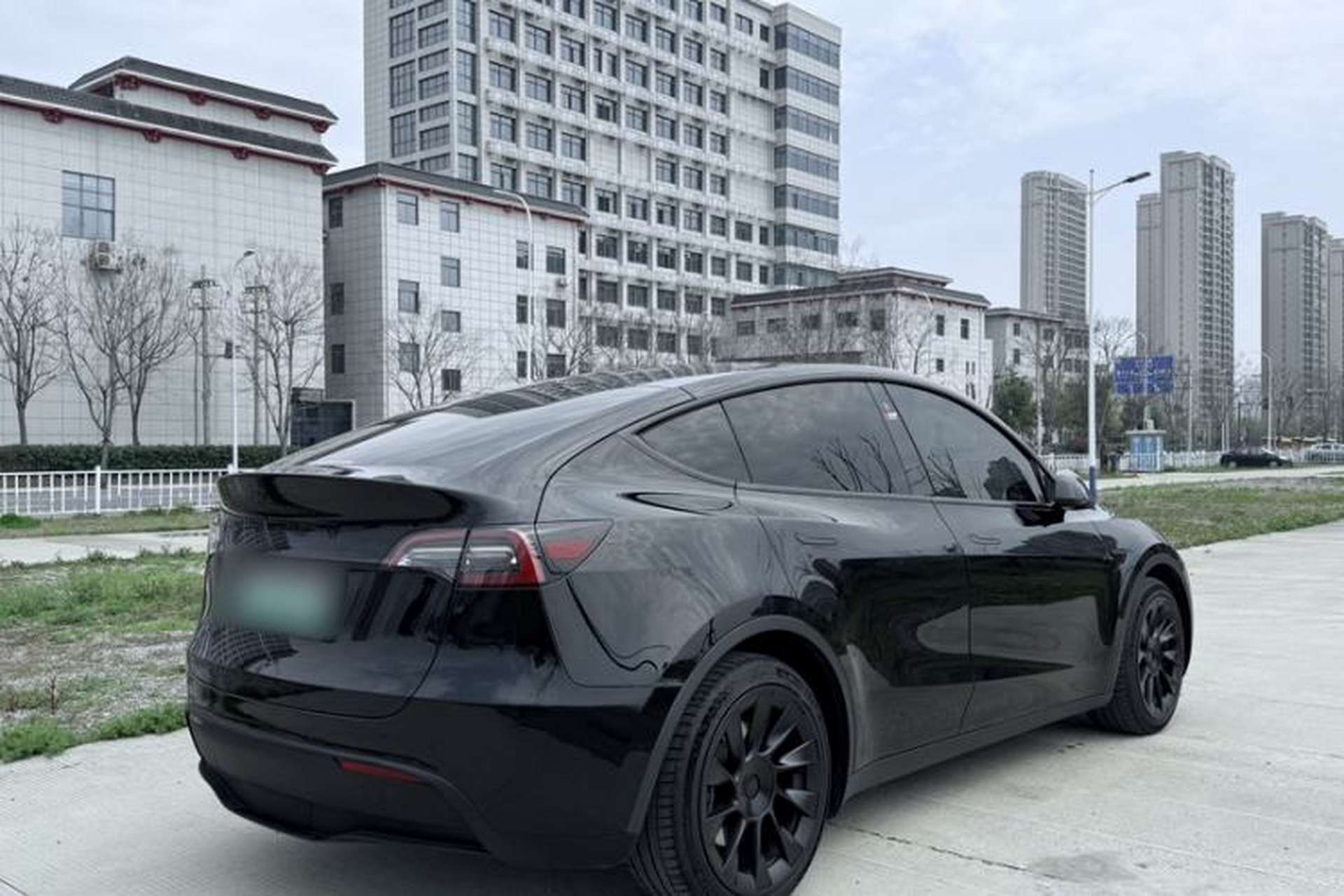 Used Tesla Model Y 2021 Long-Range All-Wheel-Drive Version 3D7 Exterior 4
