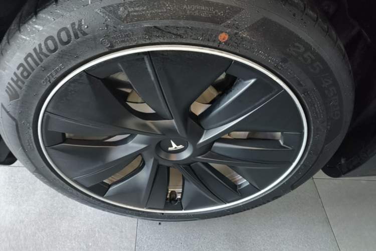 Used Tesla Model Y 2021 Long-Range All-Wheel-Drive Version 3D7 Exterior 4