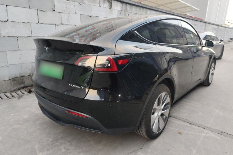 Used Tesla Model Y 2021 Long-Range All-Wheel-Drive Version 3D7 Exterior 5