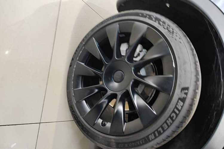 Used Tesla Model Y 2021 Long-Range All-Wheel-Drive Version 3D7 Exterior 5