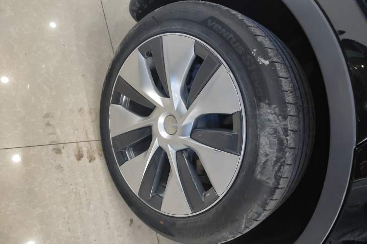 Used Tesla Model Y 2021 Long-Range All-Wheel-Drive Version Exterior 5