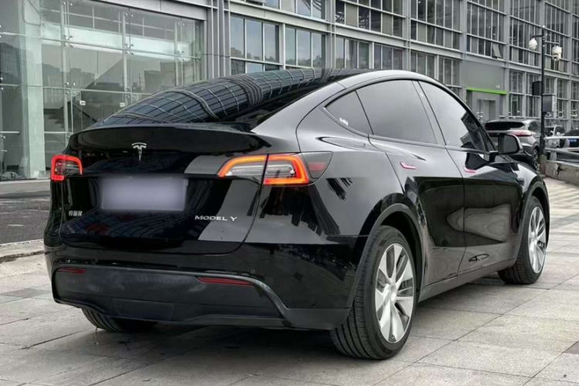 Used Tesla Model Y 2021 Long-Range All-Wheel-Drive Version 3D7 Exterior 7