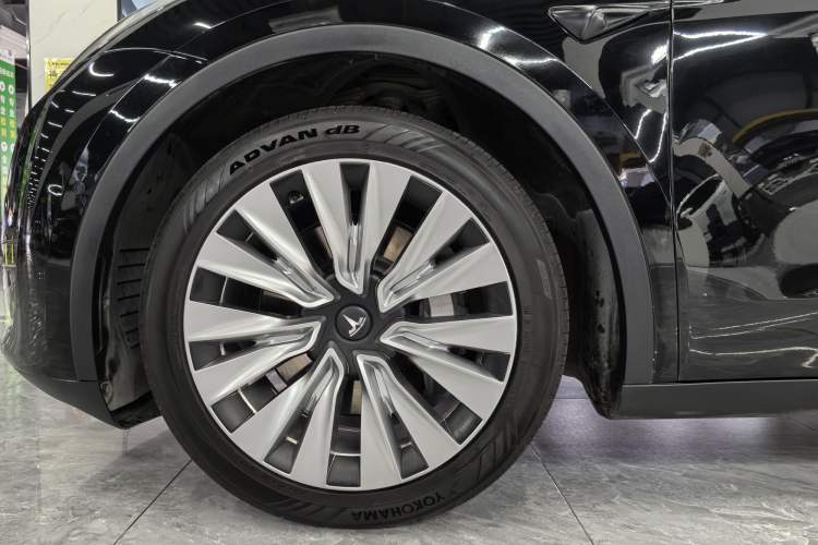 Used Tesla Model Y 2021 Long-Range All-Wheel-Drive Version 3D7 Exterior 8