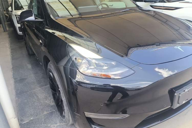 Used Tesla Model Y 2021 Long-Range All-Wheel-Drive Version Front Right 45 Deg