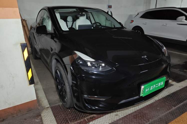 Used Tesla Model Y 2021 Long-Range All-Wheel-Drive Version Front Right 45 Deg