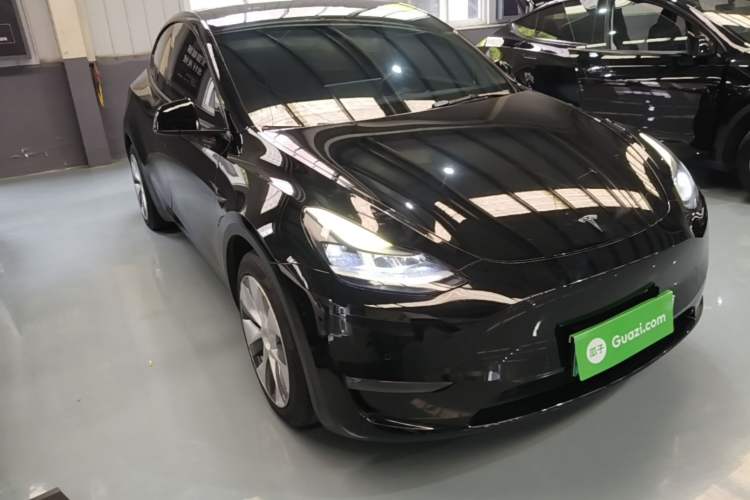 Used Tesla Model Y 2021 Standard Range Rear-Wheel Drive Version Front Right 45 Deg