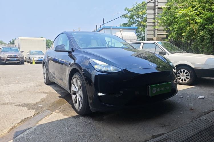 Used Tesla Model Y 2021 Standard Range Rear-Wheel Drive Version Front Right 45 Deg