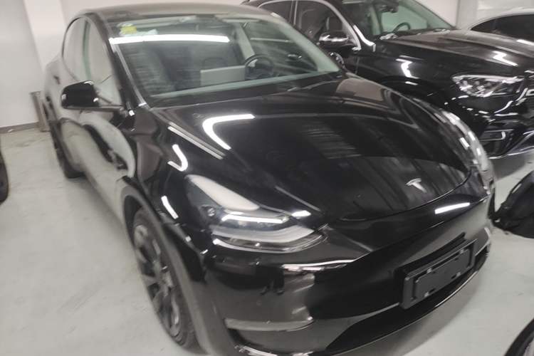 Used Tesla Model Y 2021 Long-Range All-Wheel-Drive Version Front Right 45 Deg